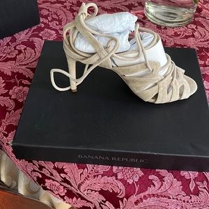 New Banana republic shoes beige sanders